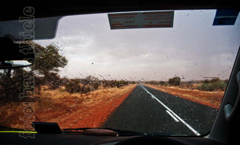Regen im semiariden Outback auf dem Weg vom Uluru nach Alice Springs