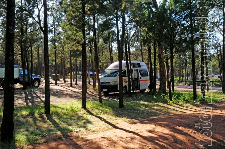 Wilpena Pound Resort im Flinders NP, rechts Camp (ohne Stromanschluss)