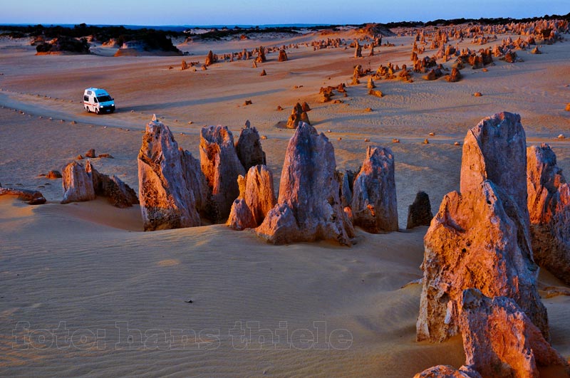 Nambung NP: Pinnacles Desert im allerletzten Licht der untergehenden Sonne