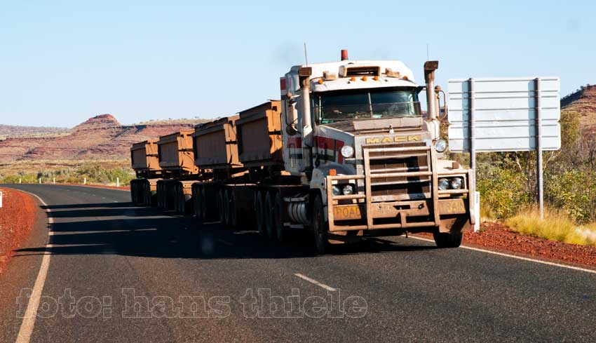Begegnung mit einem Eisenerz-Roadtrain auf dem Northern HWY - von Port Hedland nach Newman