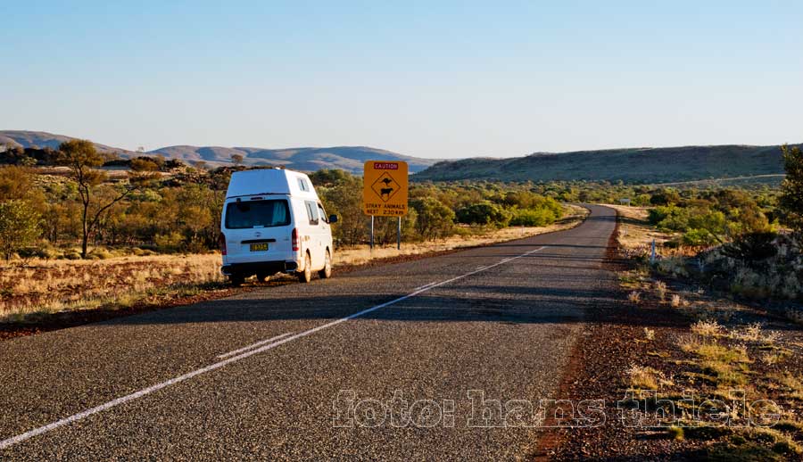 Fahrt durch die einsamen Weiten der Pilbara zum Karijini NP, in der Ferne die Hamersley Range