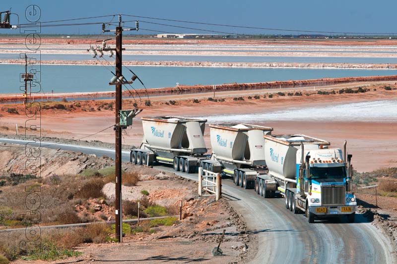 Port Hedland: Roadtrain mit Salz beladen, im Hintergrund die Saline