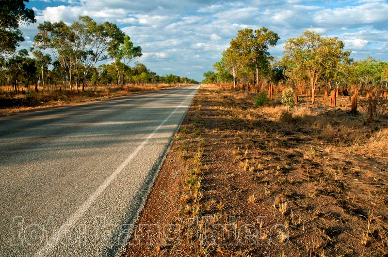 Stuart HWY: Leere und Stille auf einer Highway im Outback