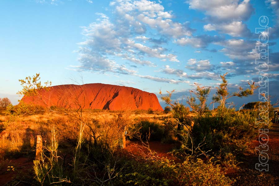Uluru, früher Ayers Rock im Licht der untergehenden Sonne